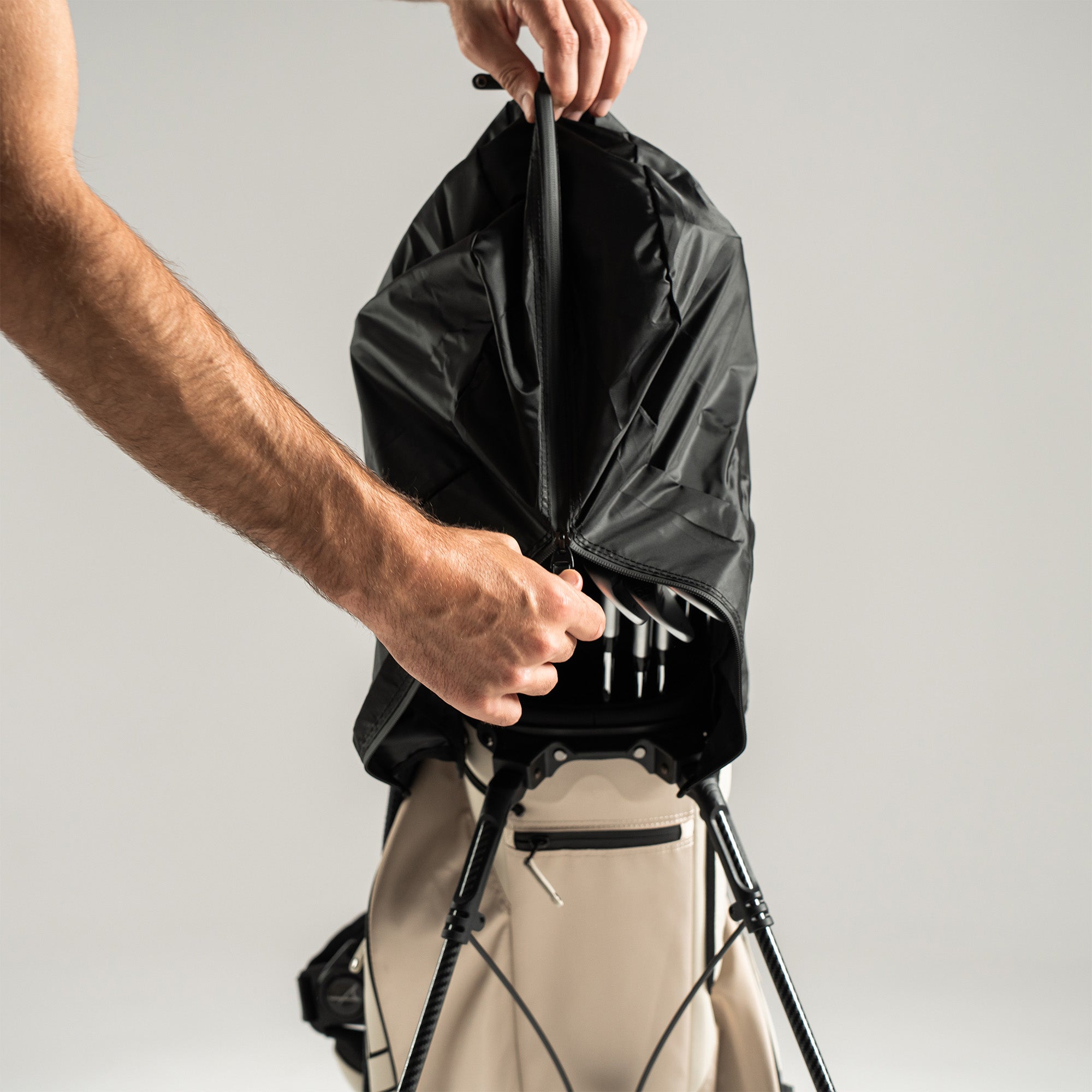 https://cdn.shopify.com/s/files/1/0701/3892/1157/files/StandBag02_RainCover.jpg?v=1777950908