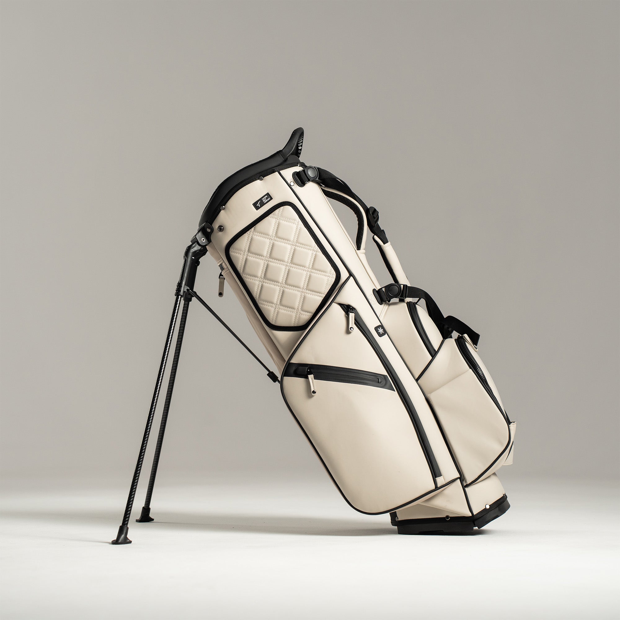 https://cdn.shopify.com/s/files/1/0701/3892/1157/files/StandBag02_W_StandingL.jpg?v=1777950908